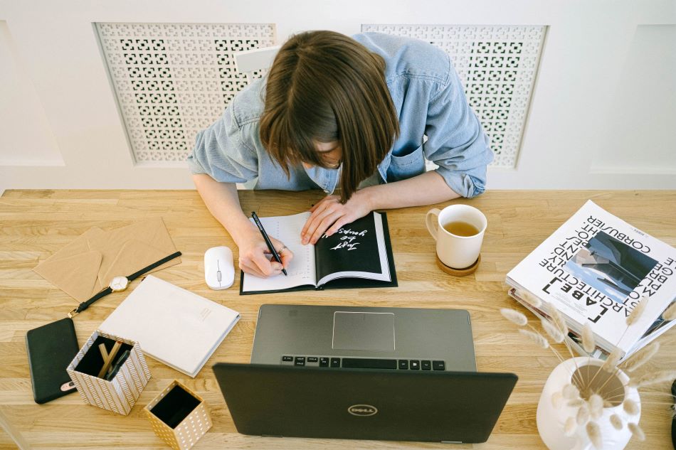 LA SANTÉ MENTALE COMPTE : 7 CONSEILS POUR RÉDUIRE LE STRESS EN TRAVAILLANT DE LA MAISON